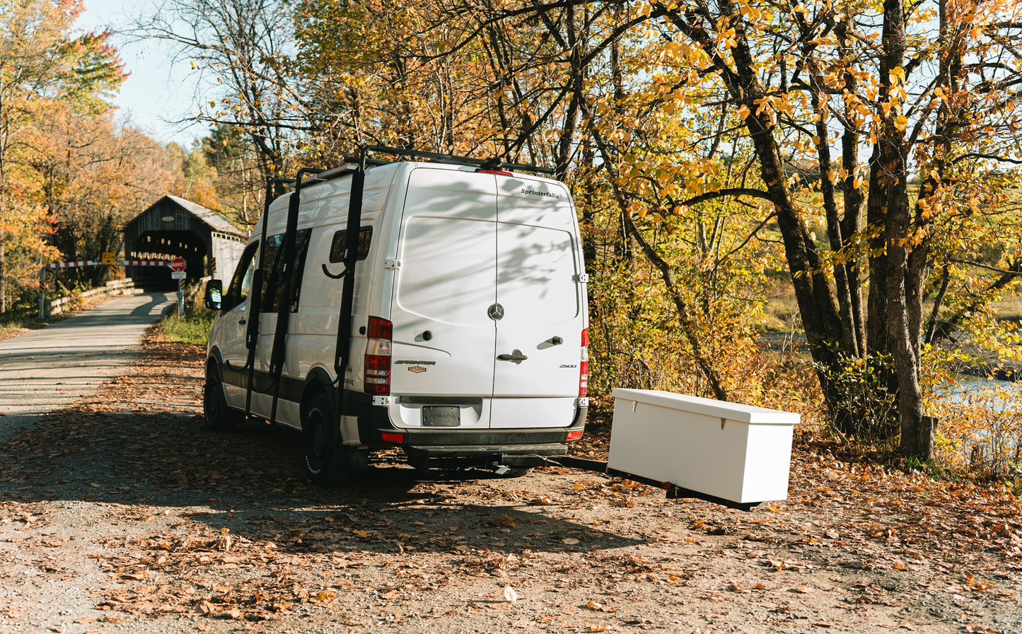 Coffre de transport avec support pivotant